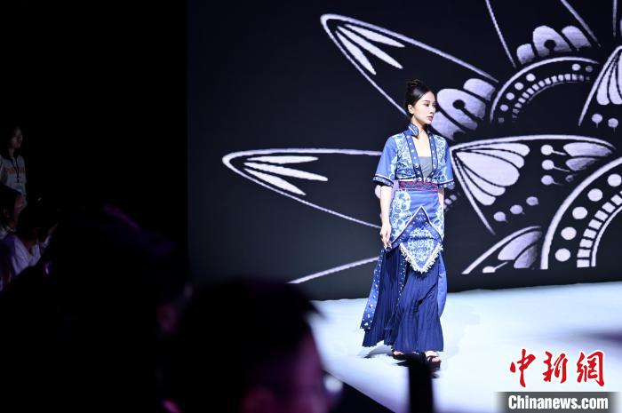 模特身着设计感十足的服饰走秀。　俞靖