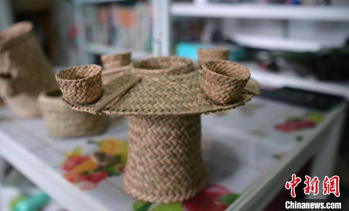 7年教学数千人 重庆灯草草编手艺人走好非遗传承路