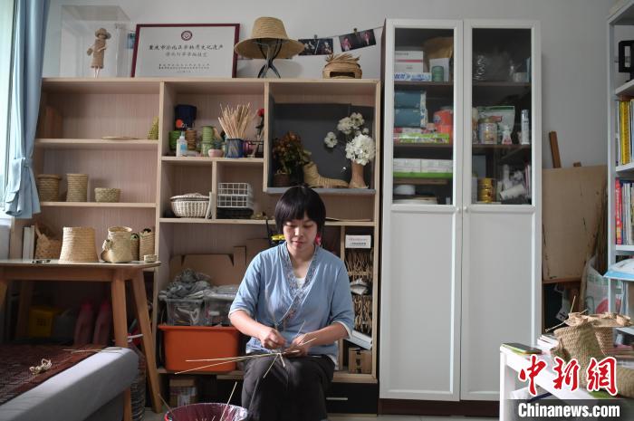 7年教学数千人 重庆灯草草编手艺人走好非遗传承路