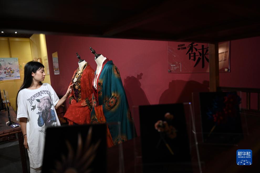 传统织染绣艺术与生活展在北京景山公园开幕