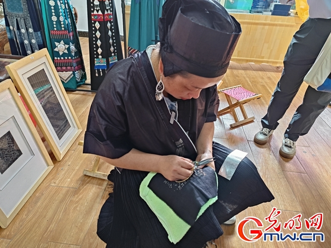 【多彩民族有多彩】“村BA”故乡黔东南,指尖非遗技艺拓宽群众致富路 【多彩民族有多彩】“村BA”故乡黔东南,指尖非遗技艺拓宽群众致富路