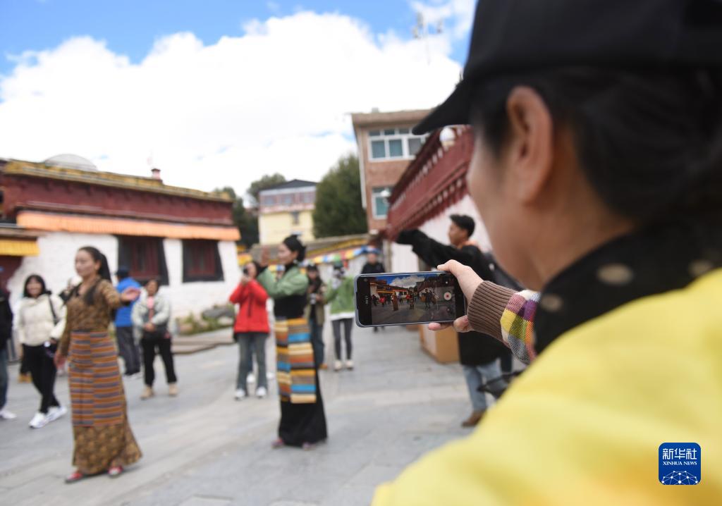 四川理塘：传承藏地文化 发展民俗旅游