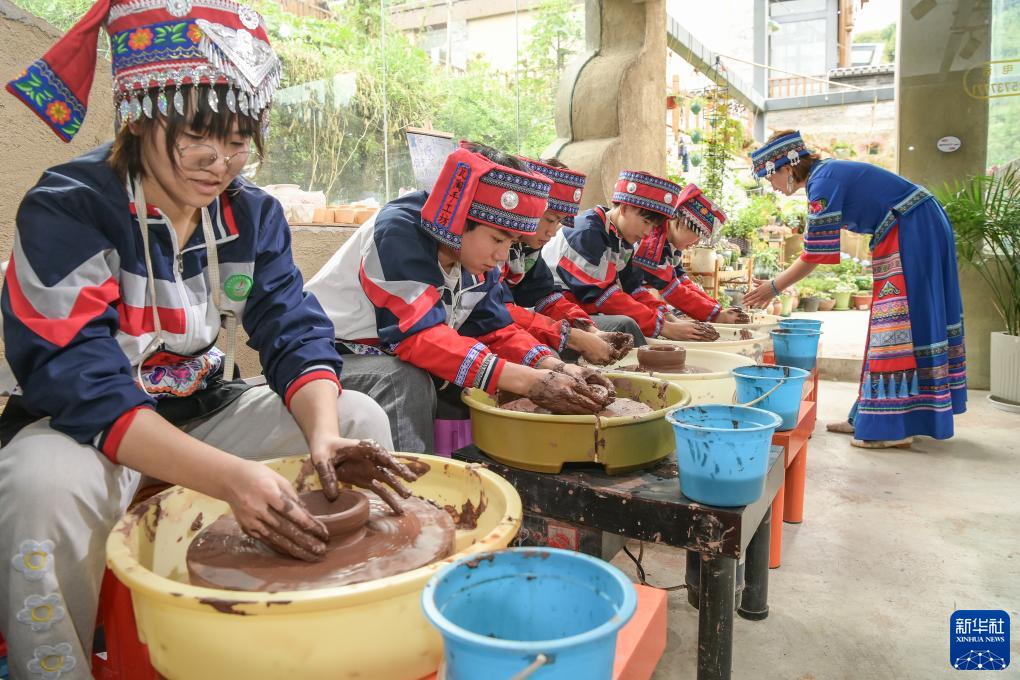 高质量发展调研行丨重庆石柱桥头镇：打造特色小镇 吸引八方游客