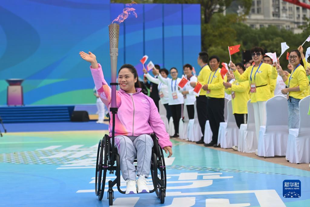 杭州亚残运会火炬传递启动