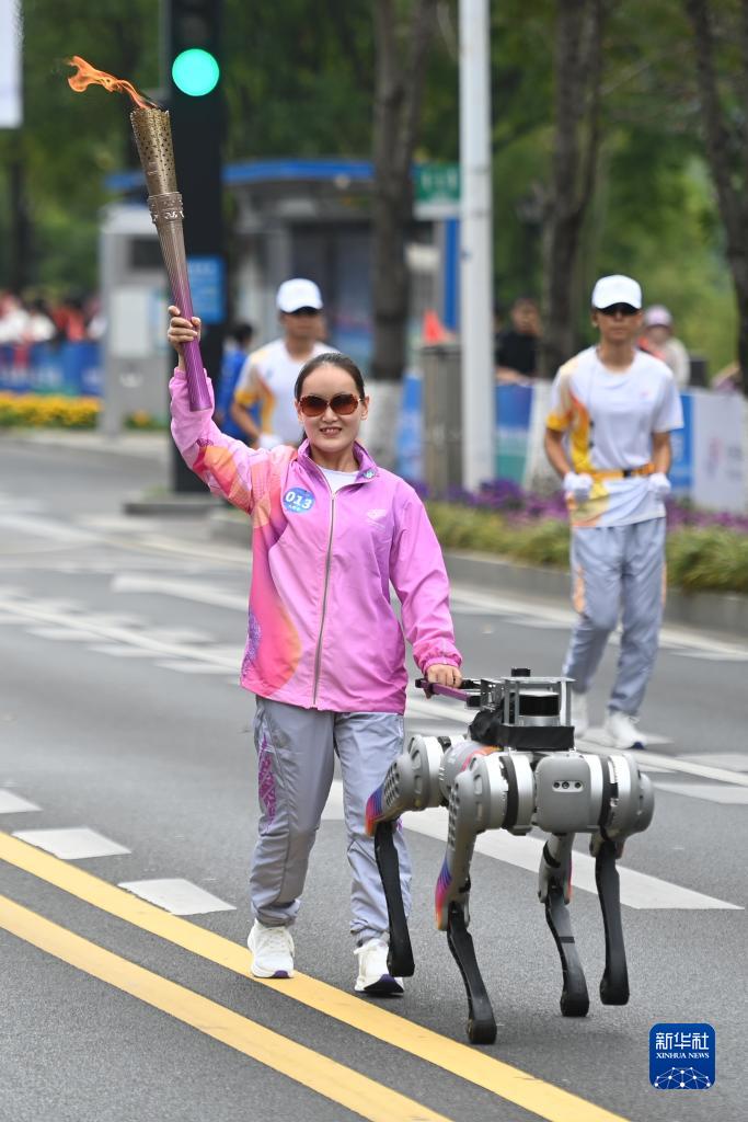 杭州亚残运会火炬传递启动