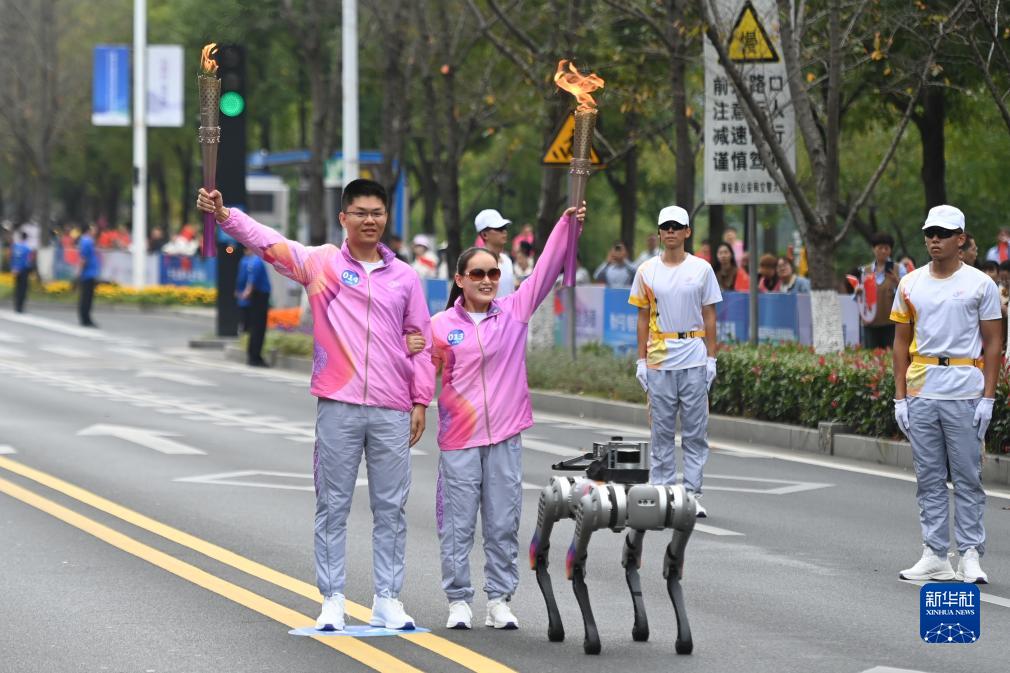 杭州亚残运会火炬传递启动