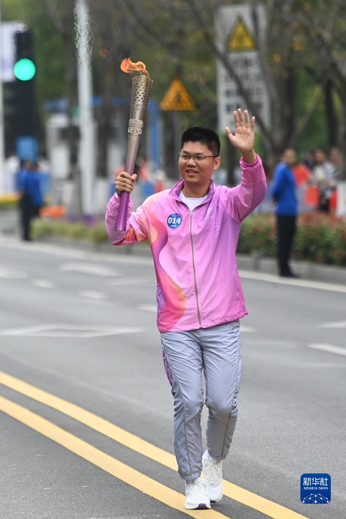 杭州亚残运会火炬传递启动