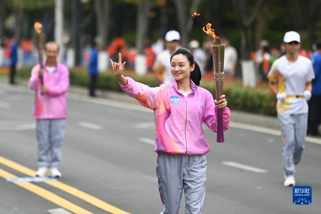 杭州亚残运会火炬传递启动