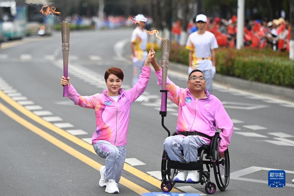 杭州亚残运会火炬传递启动