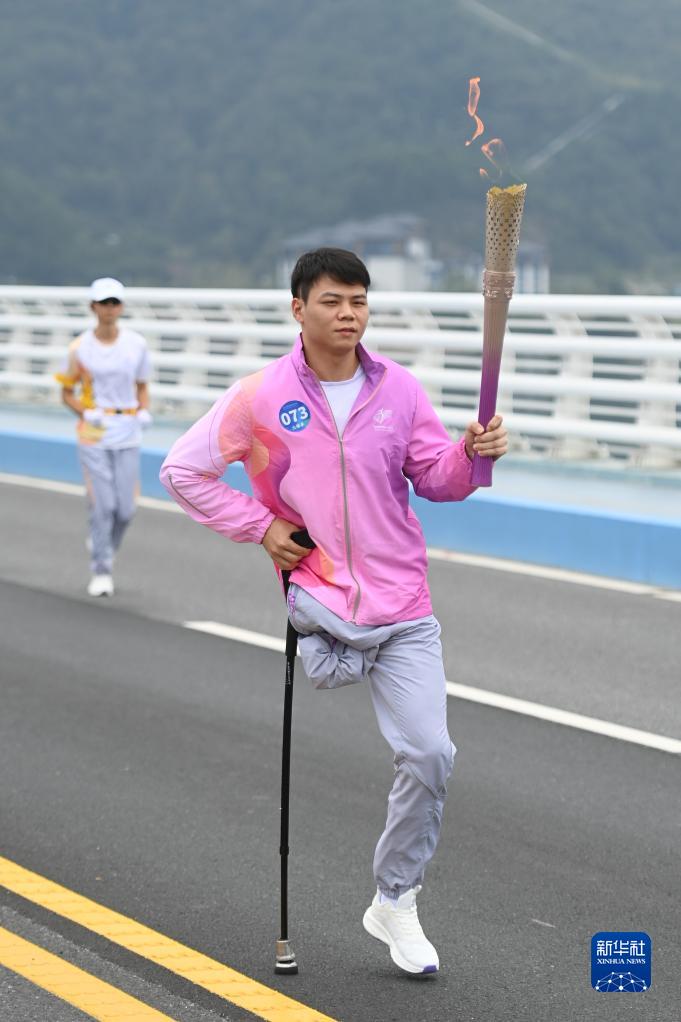 杭州亚残运会火炬传递启动