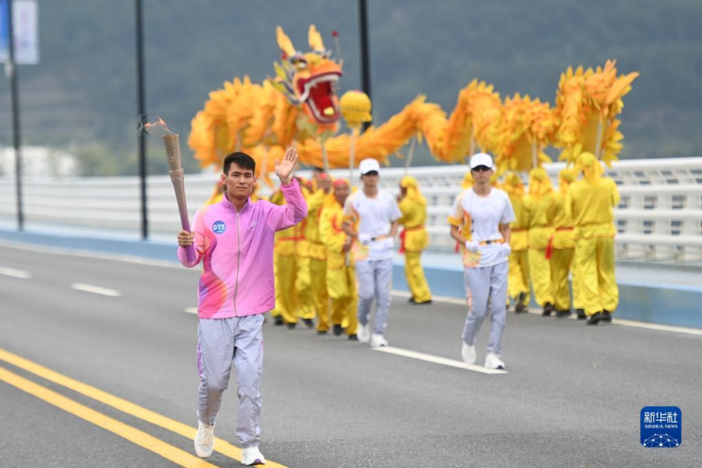 杭州亚残运会火炬传递启动