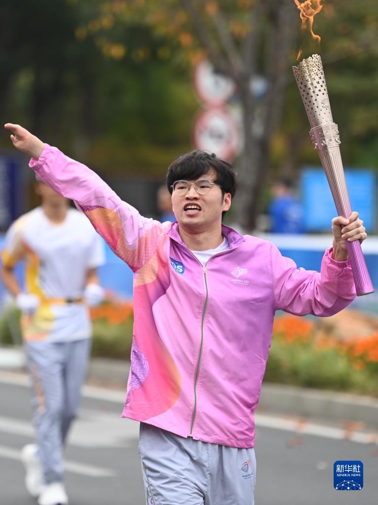 杭州亚残运会火炬传递启动
