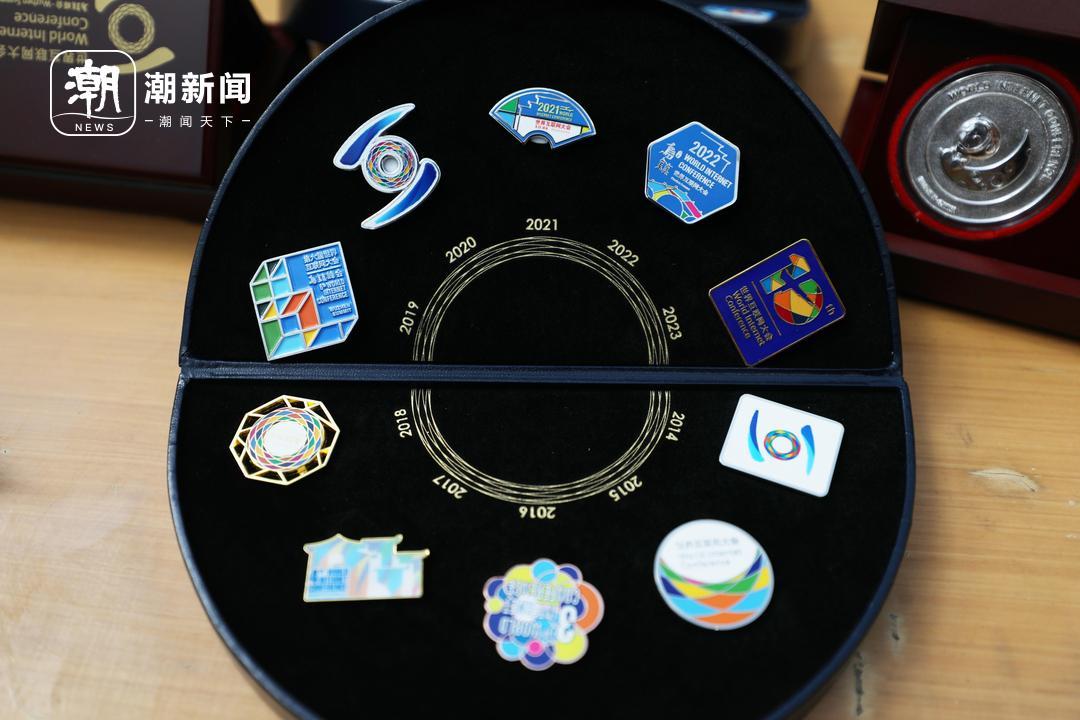 乌镇峰会吉祥物“小互”首推盲盒：峰会十年徽章有多少巧思？