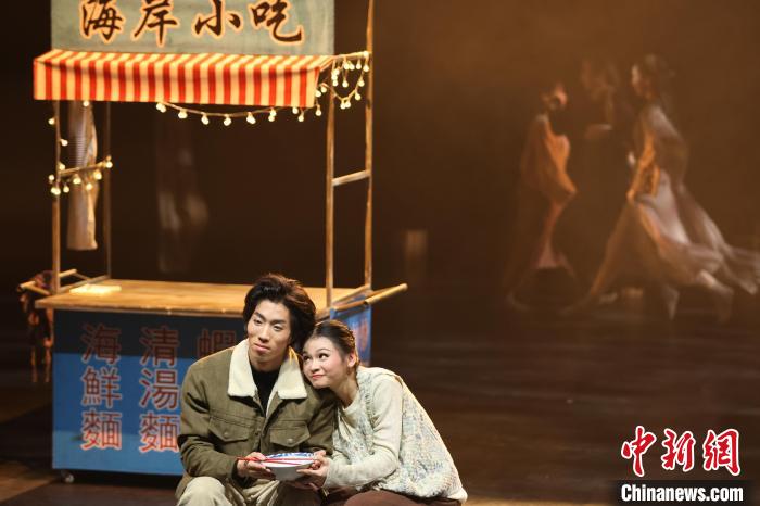 百名港澳台及内地（大陆）学生共同创演舞剧《一双筷子》
