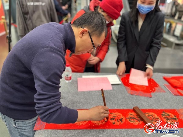 【新春走基层】新春时节话春联 上下联您贴对了吗？