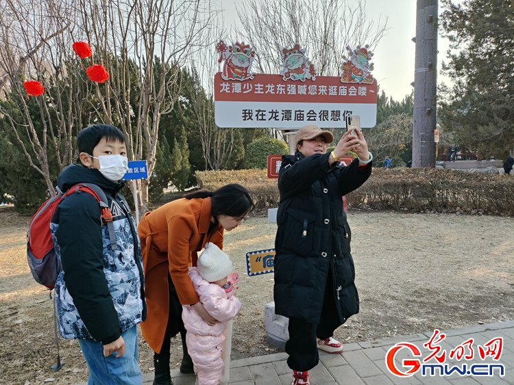 【新春走基层】组图丨北京龙潭庙会：众龙庆春 年味拉满