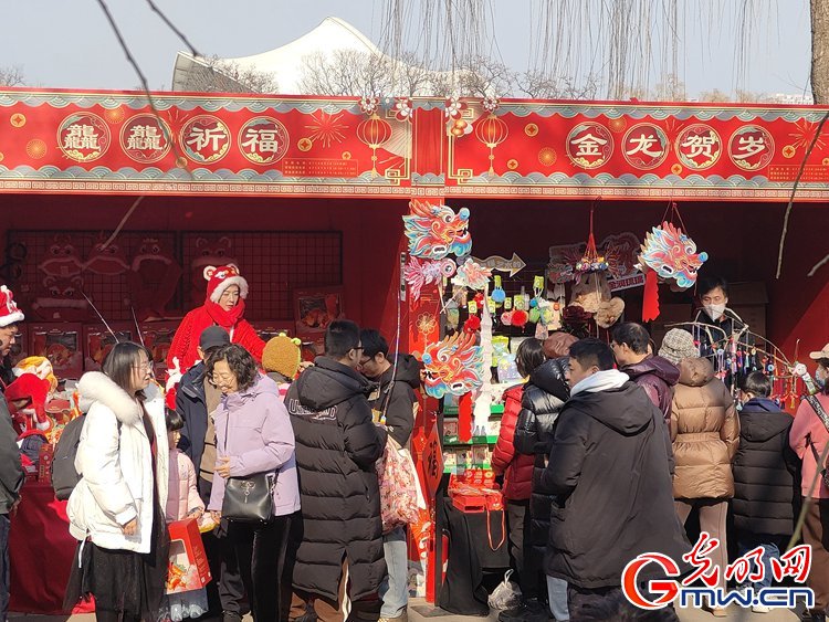 【新春走基层】组图丨北京龙潭庙会：众龙庆春 年味拉满