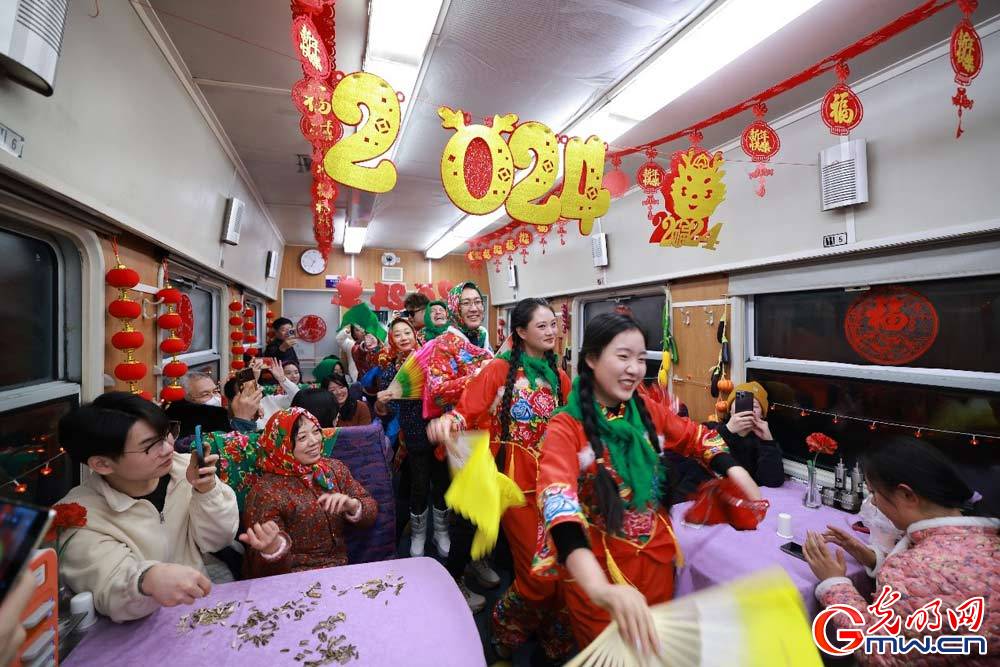 【新春走基层·文化过大年】“东北大花”进列车 年味十足