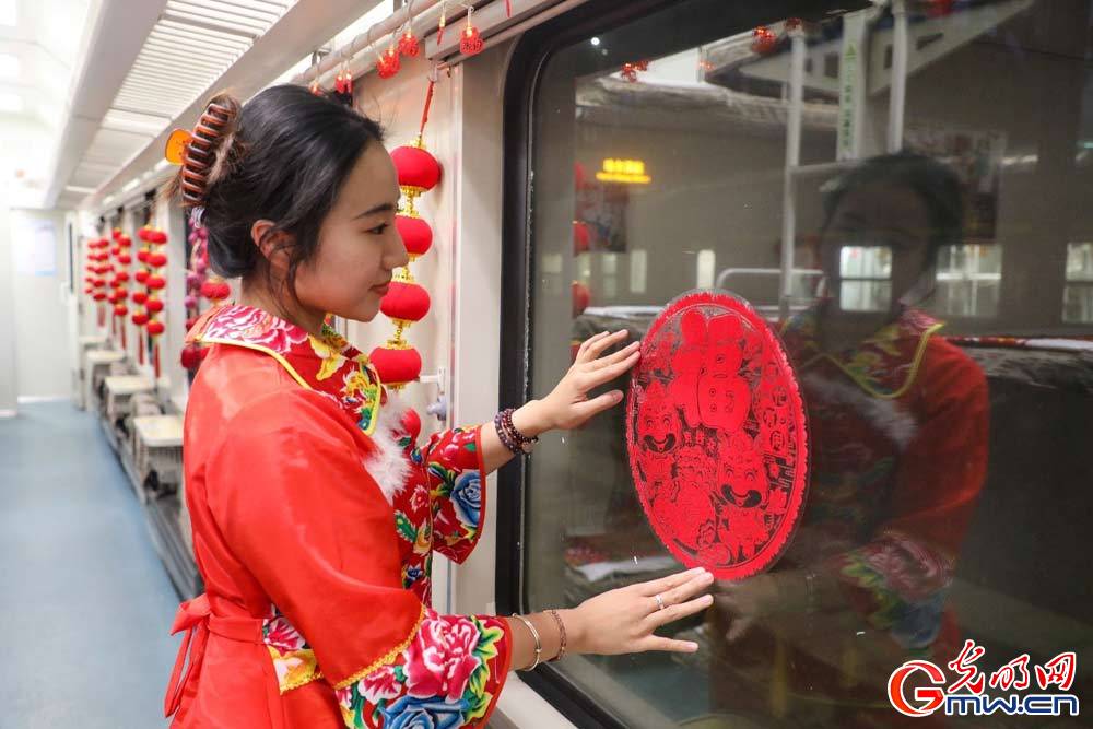 【新春走基层·文化过大年】“东北大花”进列车 年味十足