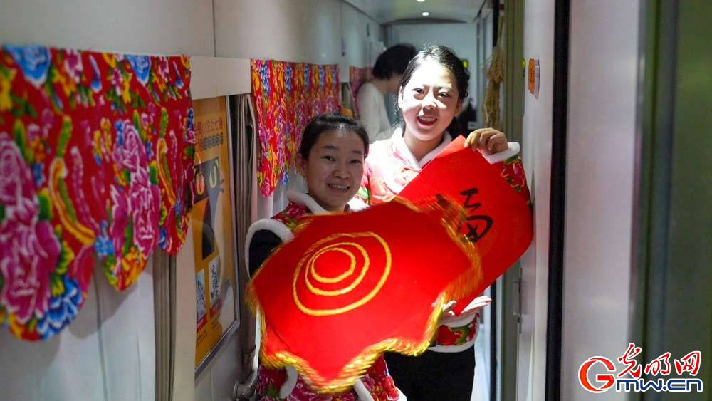 【新春走基层·文化过大年】“东北大花”进列车 年味十足