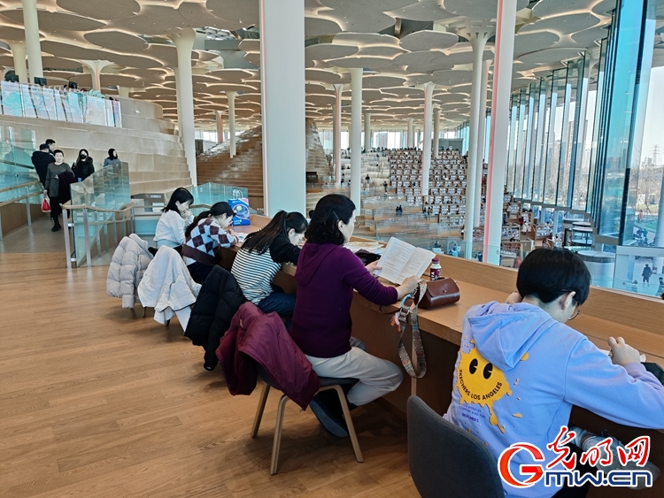 【新春走基层·文化过大年】打卡北京城市图书馆，大运河畔品书香