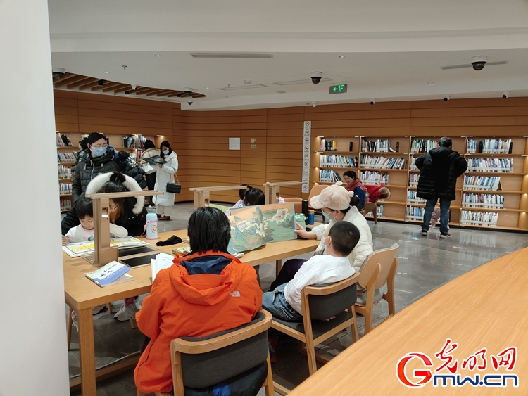 【新春走基层·文化过大年】打卡北京城市图书馆，大运河畔品书香