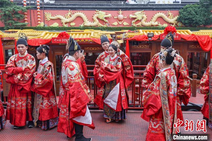 七夕节将至 南京秦淮河畔举行集体婚礼上演“中式浪漫”