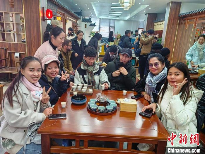 外国留学生江西九江“看见非遗”:学茶艺做陶瓷 感受非遗魅力 外国留学生江西九江“看见非遗”:学茶艺做陶瓷 感受非遗魅力