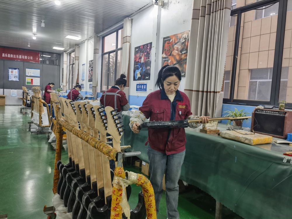 中国经济样本观察·“镇”了不起|与耳结缘!小吉他“弹”出10亿元“耳朵产业” 中国经济样本观察·“镇”了不起|与耳结缘!小吉他“弹”出10亿元“耳朵产业”