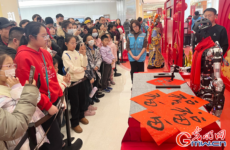 【新春走基层·网络中国节】组图丨机器人“组团”来贺岁 这个中国年满满科技感 【新春走基层·网络中国节】组图丨机器人“组团”来贺岁 这个中国年满满科技感