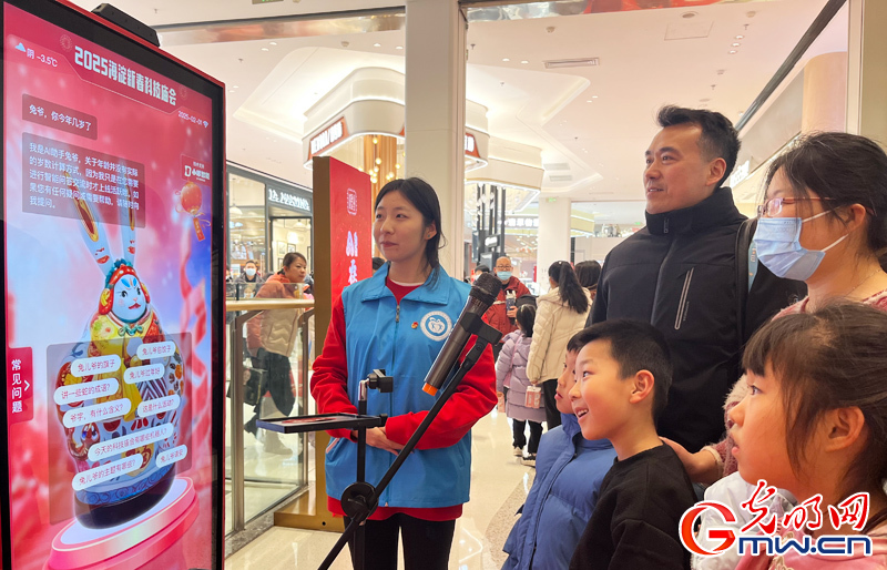 【新春走基层·网络中国节】组图丨机器人“组团”来贺岁 这个中国年满满科技感 【新春走基层·网络中国节】组图丨机器人“组团”来贺岁 这个中国年满满科技感