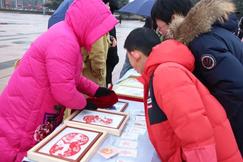 咚咚锵!山东潍坊:文艺狂潮来袭,广场“闹”翻天