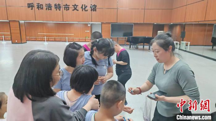 一位老师与“唐宝”“星孩儿”的7年艺术奇迹