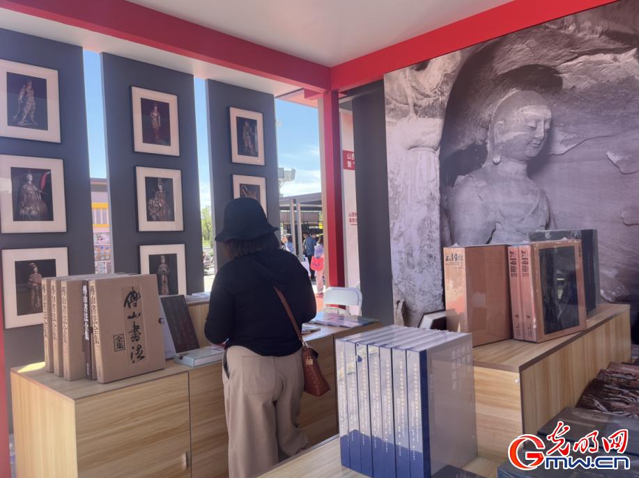 山西太原：龙城书展迎客来