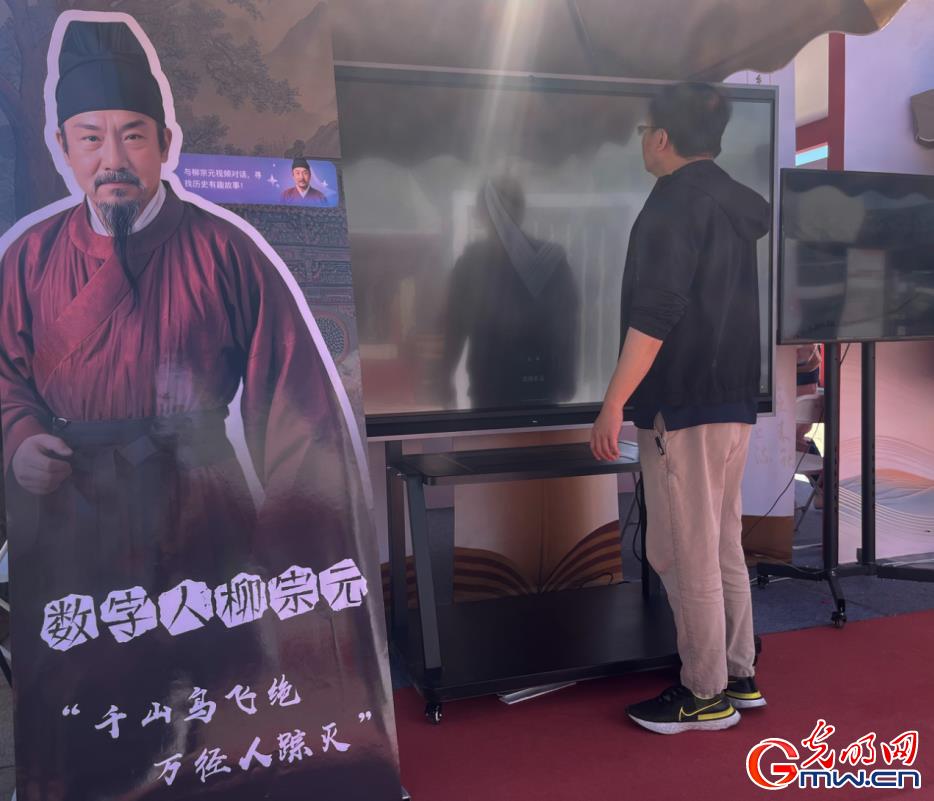 山西太原：龙城书展迎客来