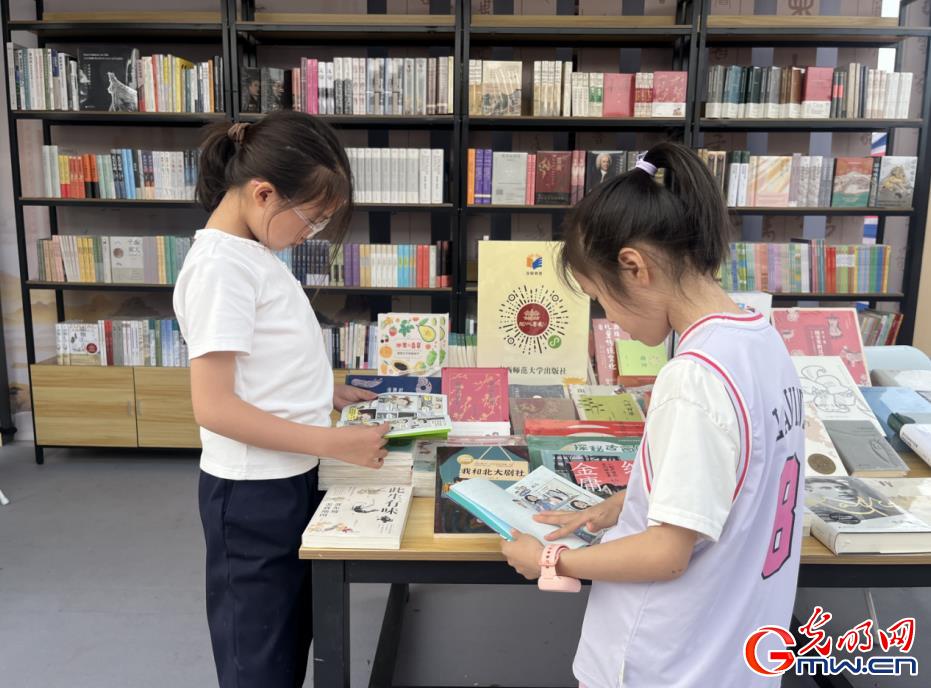 山西太原：龙城书展迎客来