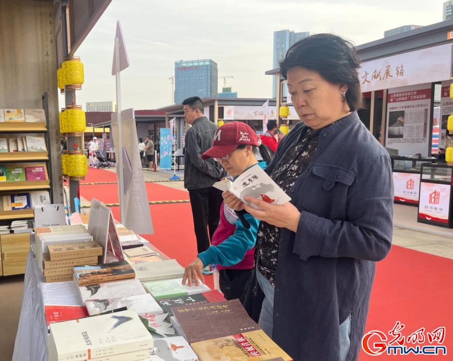 山西太原：龙城书展迎客来