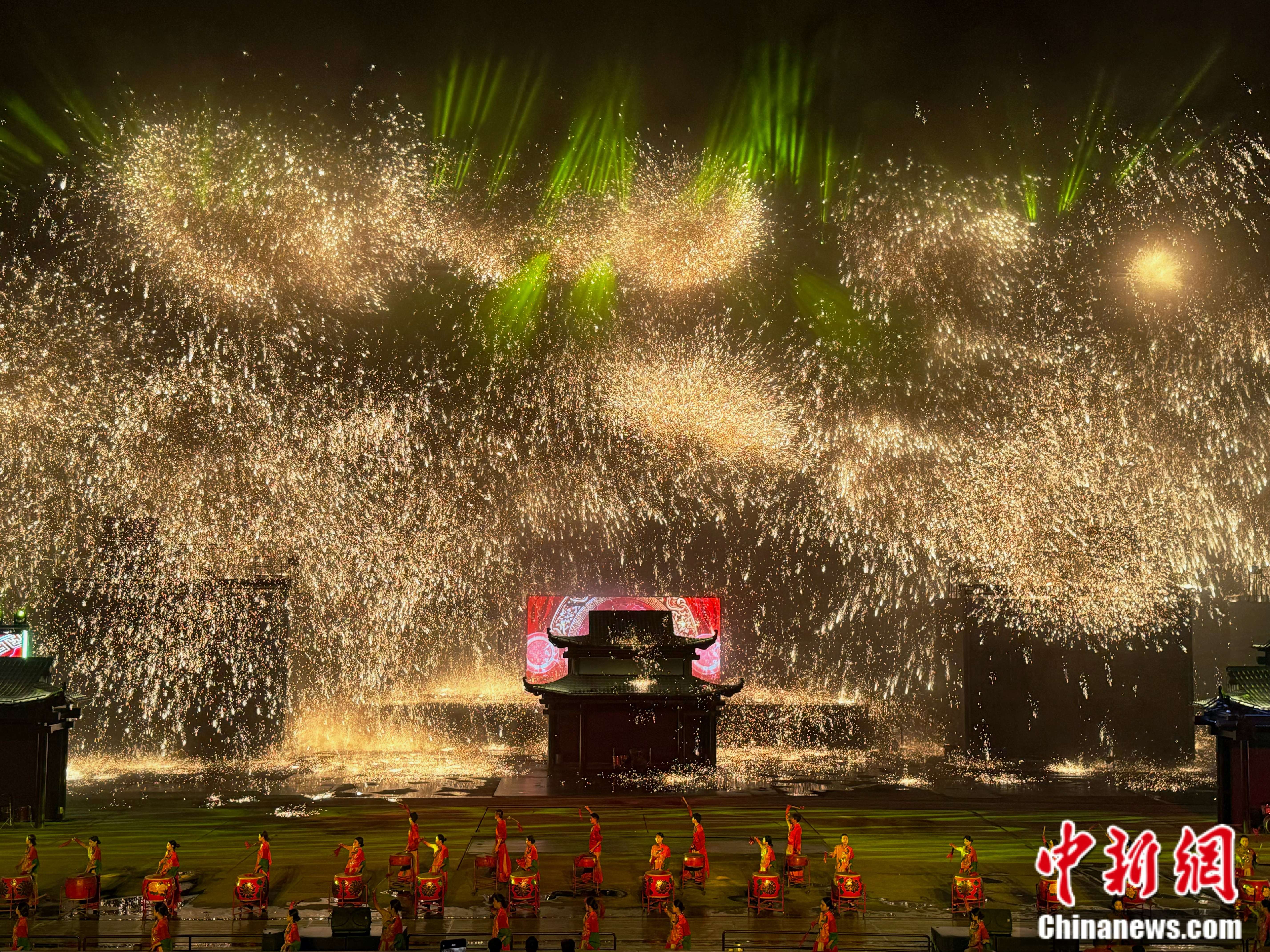 铁水滚烫、匠心更炽 司徒小镇下起了“黄金雨”