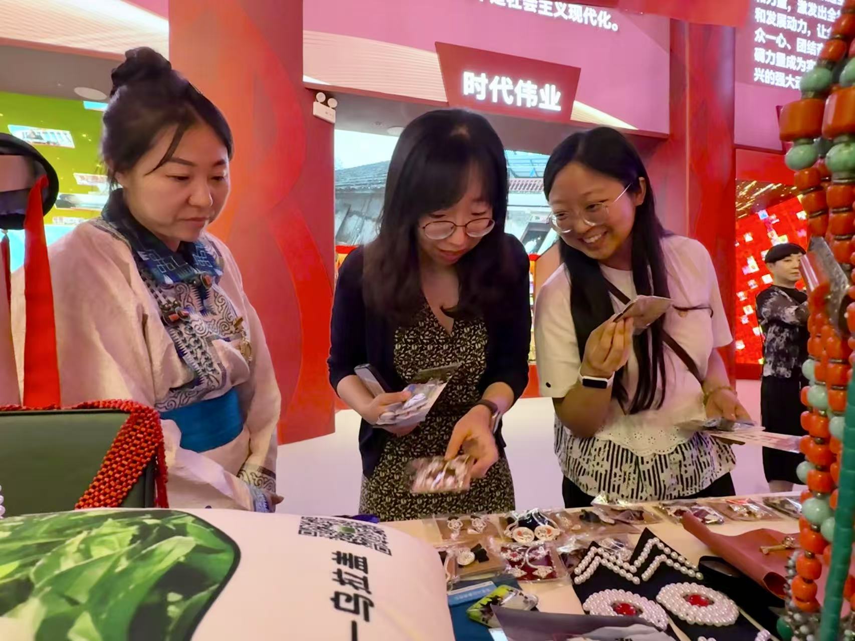 呼麦、马头琴、烫画……北京民族文化宫内刮起浓浓草原风