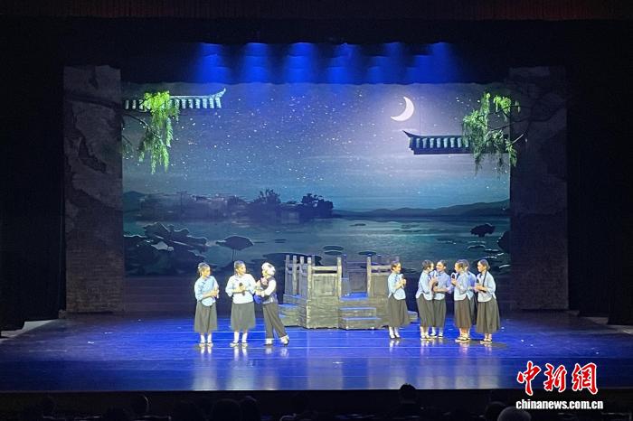 大型辰河高腔红色现代戏《贺龙井畔朵朵莲》在北京上演