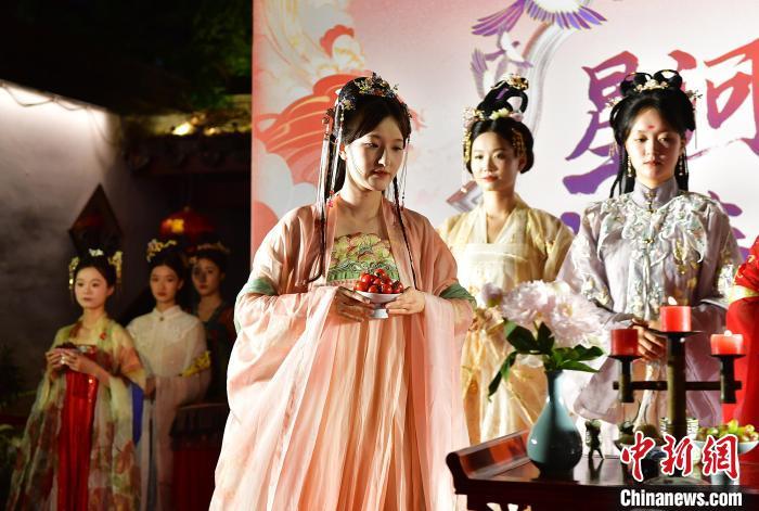 七夕乞巧的N种打开方式:什么是“投针验巧”?