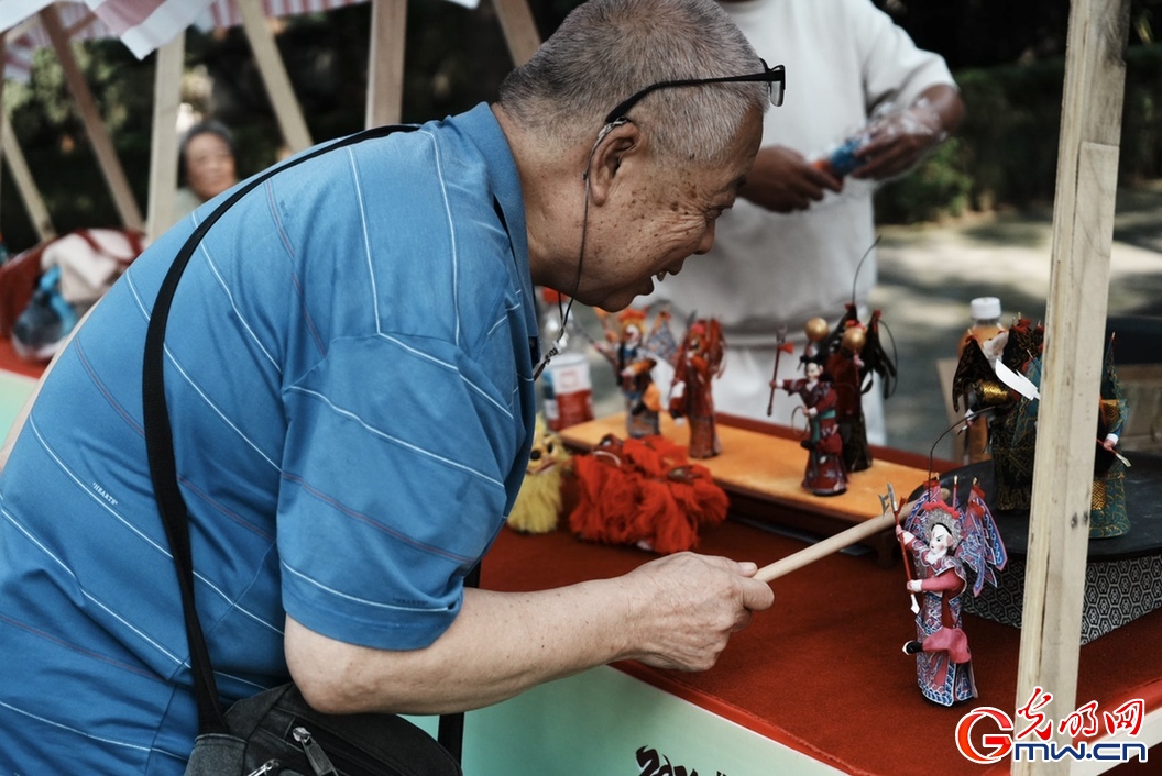 满园皆是“非遗范儿” 尽堪活色生香里—— “2025·北京社会科学普及周”非遗“妙”会让市民畅享文化盛宴