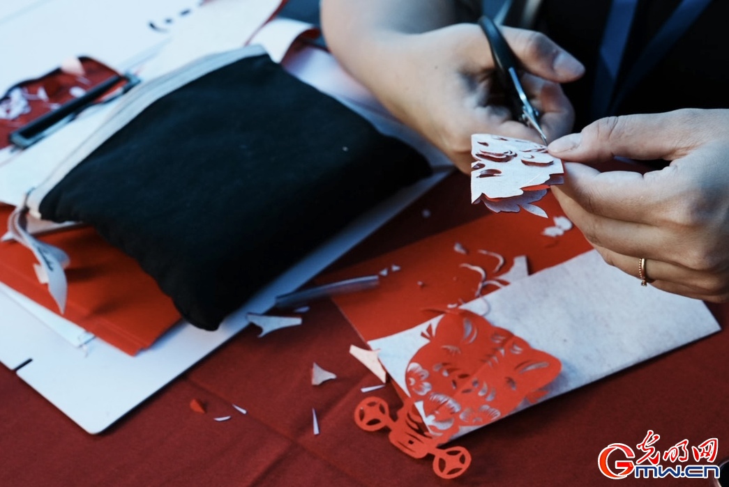 满园皆是“非遗范儿” 尽堪活色生香里—— “2025·北京社会科学普及周”非遗“妙”会让市民畅享文化盛宴