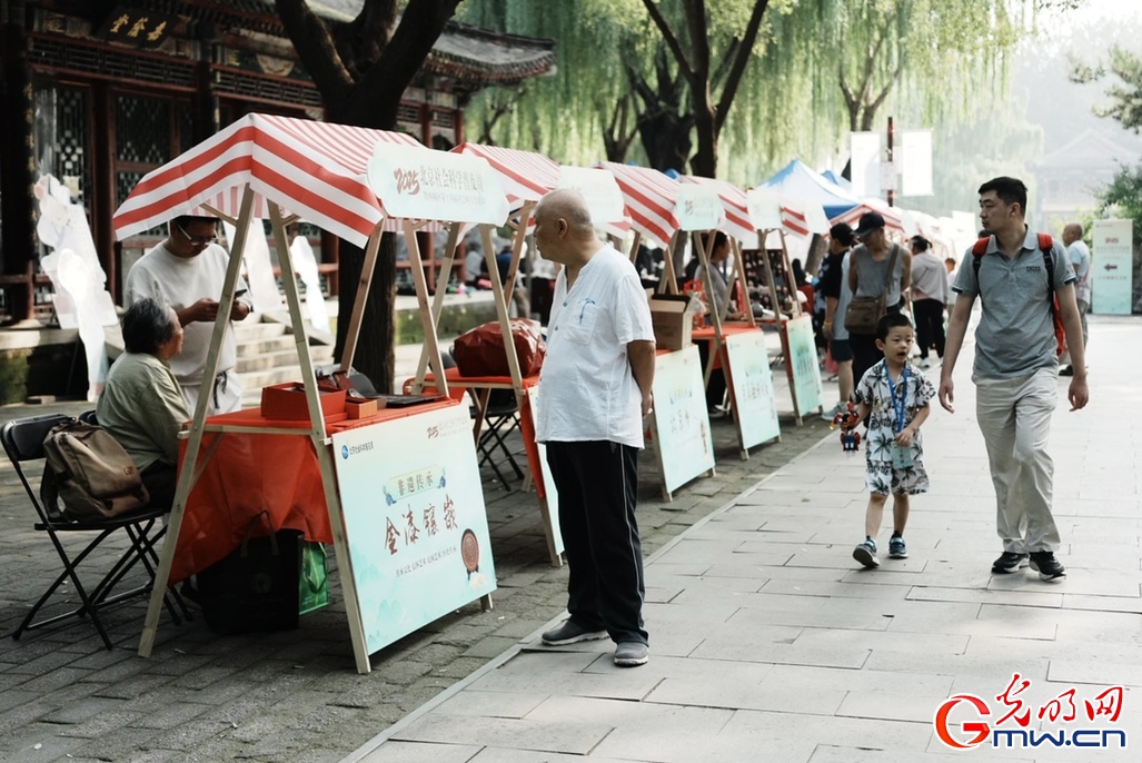 满园皆是“非遗范儿” 尽堪活色生香里—— “2025·北京社会科学普及周”非遗“妙”会让市民畅享文化盛宴