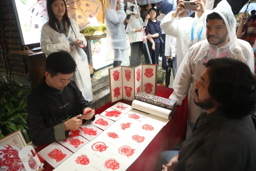 山中酬唱,诗短情长——记2025国际青春诗会(中国—拉美国家专场)走进陕西商洛