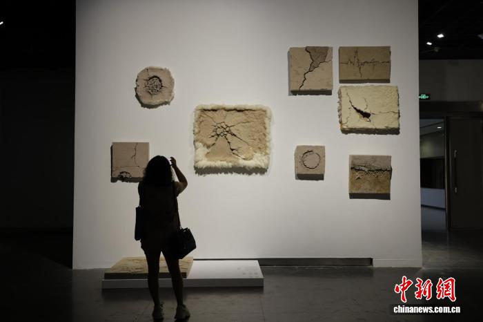 杭州纤维艺术展启幕 70余件作品聚焦“全球南方”文化