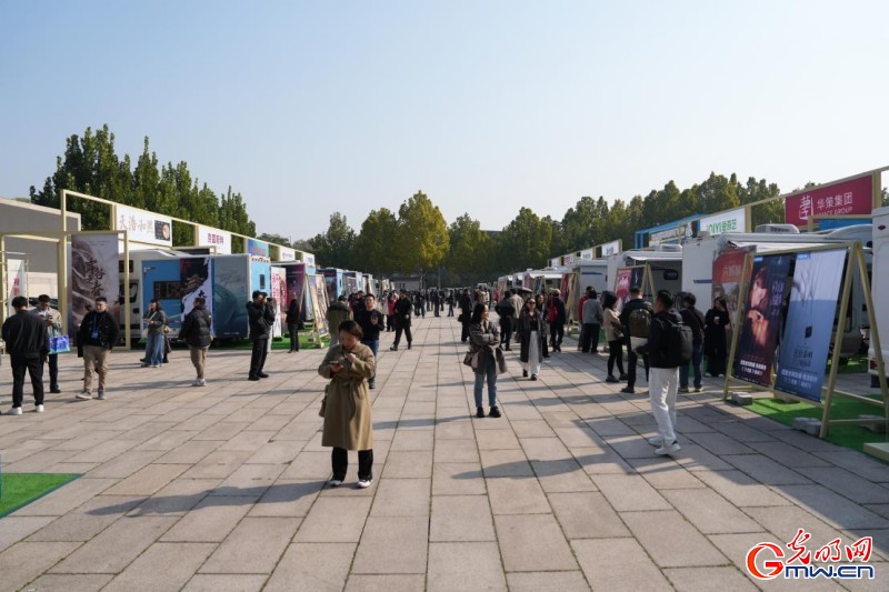 “视听燃·万象生”，这场展览氛围感拉满！