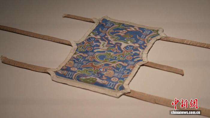 “五星出东方利中国”锦护臂的当代价值何在? “五星出东方利中国”锦护臂的当代价值何在?