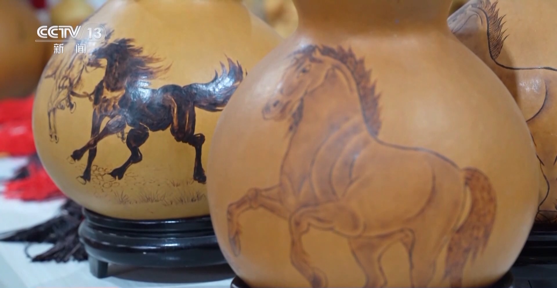 当马年遇上传统手艺:花馍“蒸”福 烙画“绘”吉祥