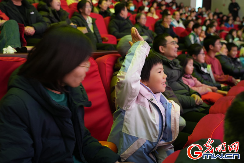 【网络中国节】北京东城举办相声春节慰问专场演出 市民欢声笑语过小年